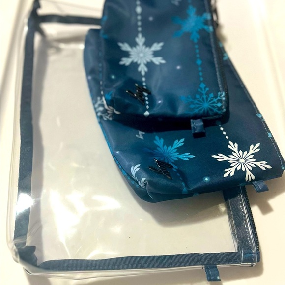 Lug Blue & White Snowflake Women's Amenity Cosmetic Bag Set - Picture 9 of 10